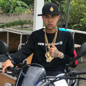 Ela Ta Fumando Um Chá Com A Seda Rosa (feat. Mc Nandinho & Mc Saci)