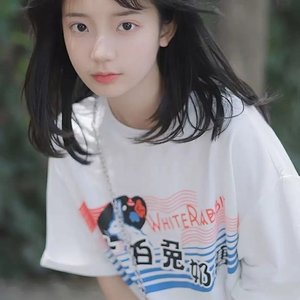 俏皮复古小姑娘