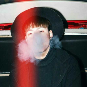 她只喝酒不说话