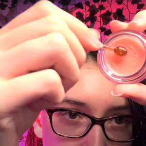 Tragen Sie Lidschatten auf Ihre Augen auf