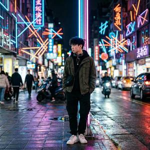 霓虹下的少年