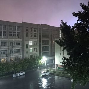 前 半 夜 的 雨 總 伴 隨 著 霧 ♡