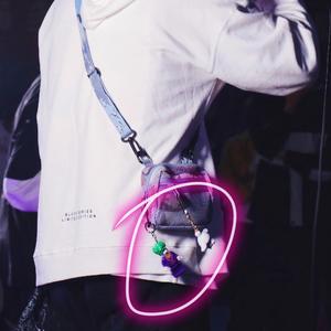 小丑男和玉桂狗