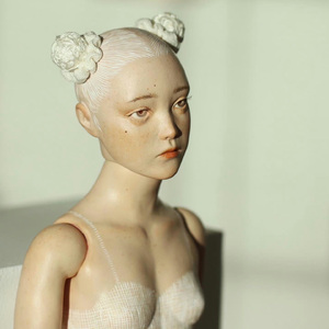 那女孩靠的太近了