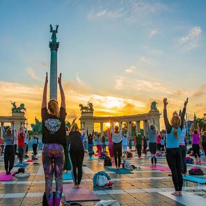 12 KÖR NAPÜDVÖZLET MANTRA ÉS NAPFOHÁSZ - SURYA NAMASKAR 12 ROUND (& HUNGARIAN SUN SALUTATION)