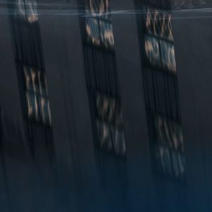 烛台燃尽了杯中的泥煤威士忌