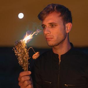 Assis au bord du monde