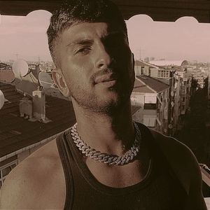 Hayallerin Peşinden (feat. Ezi̇zhan.)