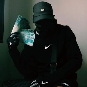 ELA SE JOGA POR CIMA E FICA