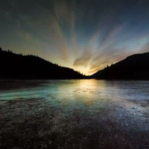 裂缝里的光 伴奏