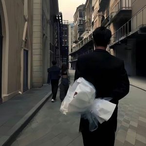 多想在平庸的生活拥抱你