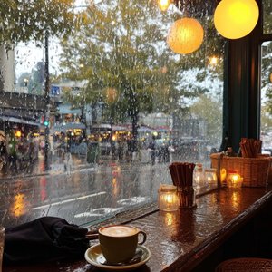 悲伤汇聚于锁骨浅滩