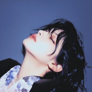 ネオンサインの下で