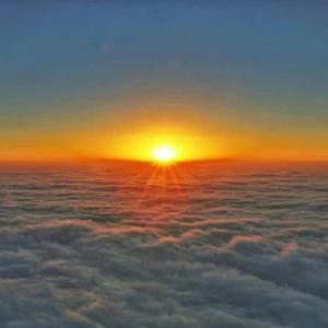 心碎男孩骑着小电动找不到东南西北