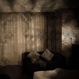 她看上去有些疲惫，但一如既往的美丽