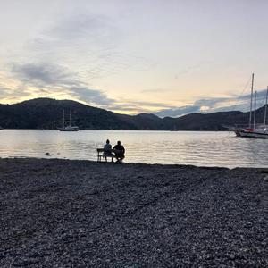 Sevgiyle kurulan bağ candır