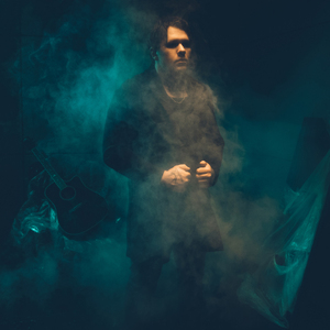 Закрывал глаза