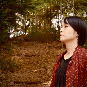 枯葉の舞い散る道