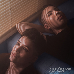 Abrázame