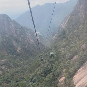 晨雾轻吻着青草尖