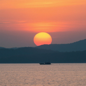 月沉海底