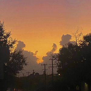 像个小丑
