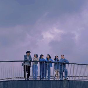 九种语言版《群青》