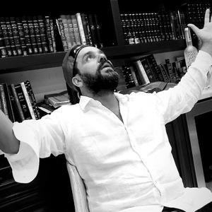 ורוח אלוקים מרחפת על פני המים