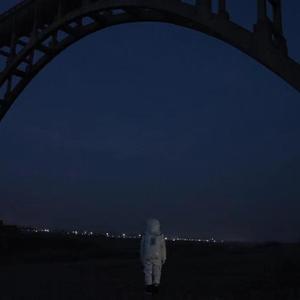 夜里容易悲伤的我