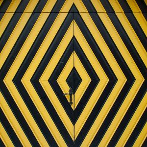 С улицы доносится танго