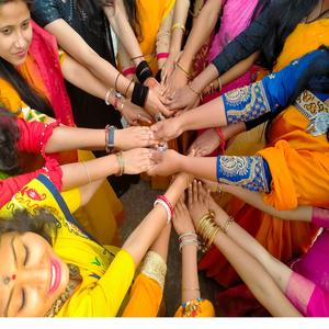 Koi kaheta hain Holi koi kaheta Dol