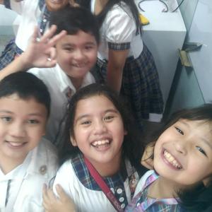 我在月亮湖边看风景而你在湖中心啥也没说就放了颗屁我一闻是生活的味道年轻的我不知生活是什么可谁又真明白