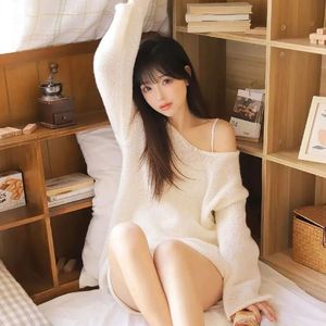 鸟儿掠过湖面时