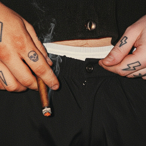 CỞI TRẦN VÀ QUẦN TỤT