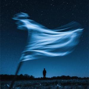 行走在冬夜的冷风中