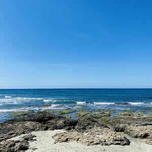 在我们那有甜甜的海风 下午时看得到金色的波浪