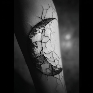 欠けた月に刺青を