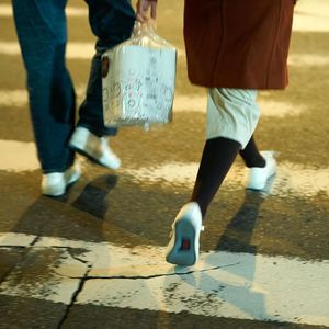 明天要去车站旁的花店吗