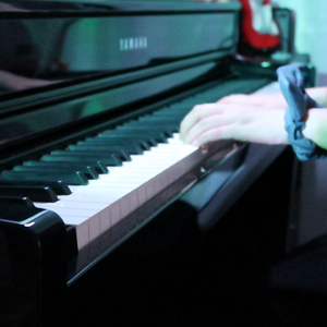 夏、バス停、君を待つ