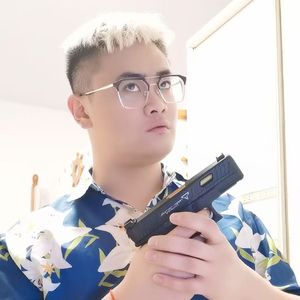 Kanye演出囤钱买丝袜！