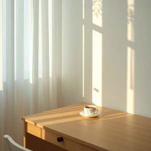 カーテン越しのやわらかな光