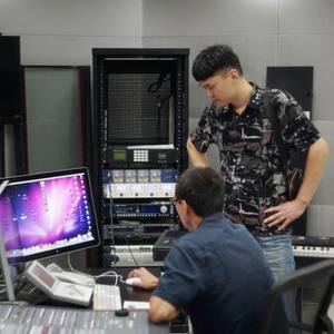 如春作品《流淌的月光》