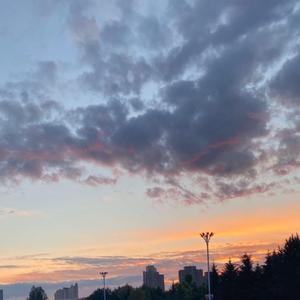 仰望着远方天边红云