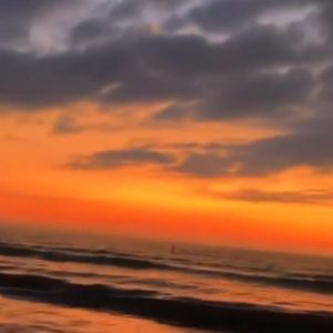 爱只会在不见面的日子里更加浓烈