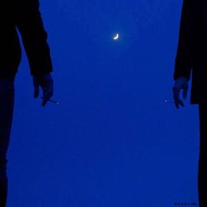 一个漆黑的夜里又失眠了看什么都像你 看月亮像你 看星星也像你 其实我想说不如一起去海边喝一杯