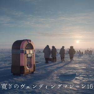 落ち葉が舞う静かな並木道