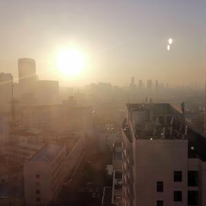 成都平原的下雨天与没带伞的短发女孩