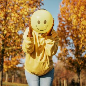 Senyum di Balik Luka