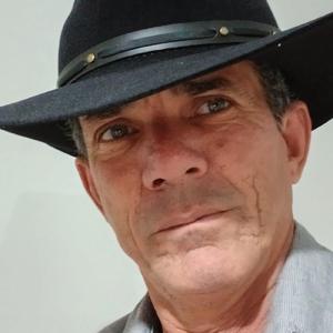 Vai dormir lá no sofá