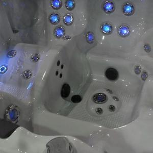 デジタルワールド (4040)